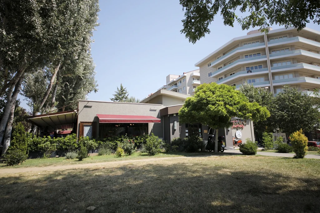 Bursa Nilüfer'deki Üç Fidan Parkı'nın içinden çekilmiş, Kebapçı Tamer restoranının bahçesi, iç salonu ve tabelasının göründüğü genel mekan fotoğrafı.